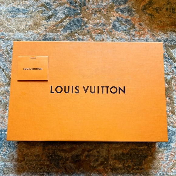 Louis Vuitton Magnetic Gift Box with Tag, Ribbon and Bag - Picture 1 of 9